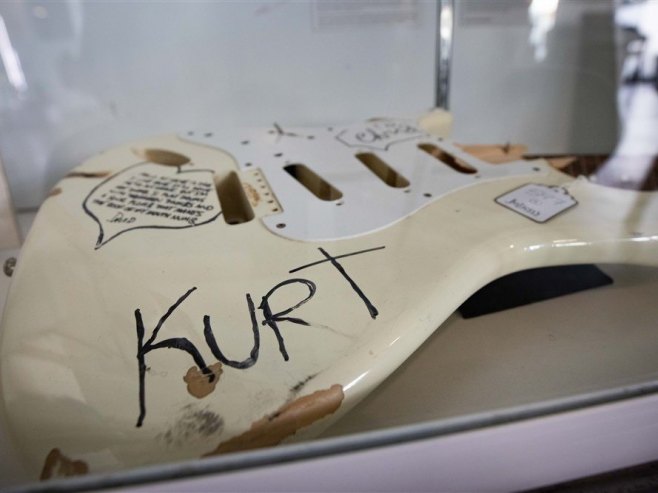 UNIŠTENA POČETKOM DVADESETIH: Razbijena gitara Kurta Kobejna prodata na aukciji za 600.000 dolara (FOTO/VIDEO)