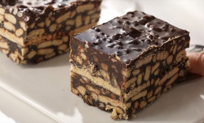 КОЛАЧ КОЈИ ЋЕТЕ ОБОЖАВАТИ: Неодољива комбинација кекса, кикирикија и чоколаде