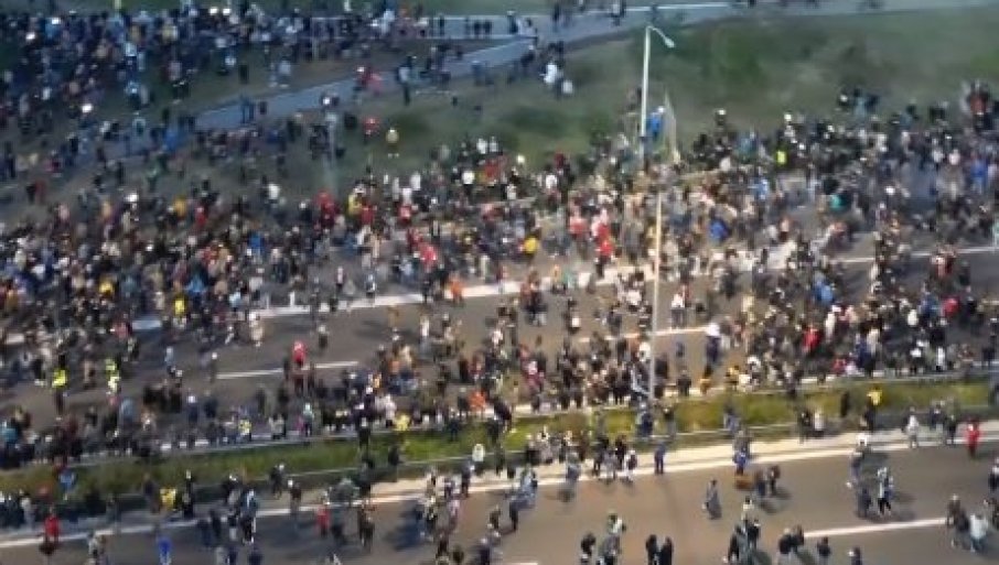 SNIMAK POLITIČKIH PROTESTA IZ VAZDUHA: Iz objektiva snimatelja Al Džazire – sve se jasno vidi (VIDEO)