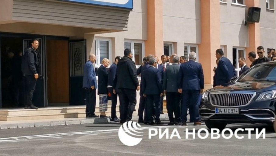 ERDOGAN GLASAO NA IZBORIMA U TURSKOJ: Narod stajao u redu da vidi predsjednika, dočekali ga uz ovacije