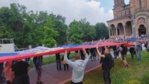 VELIKA TROBOJKA ISPRED SVETINJE: Ogroman broj ljudi ispred Crkve Svetog Marka, podrška  Vučiću (VIDEO)
