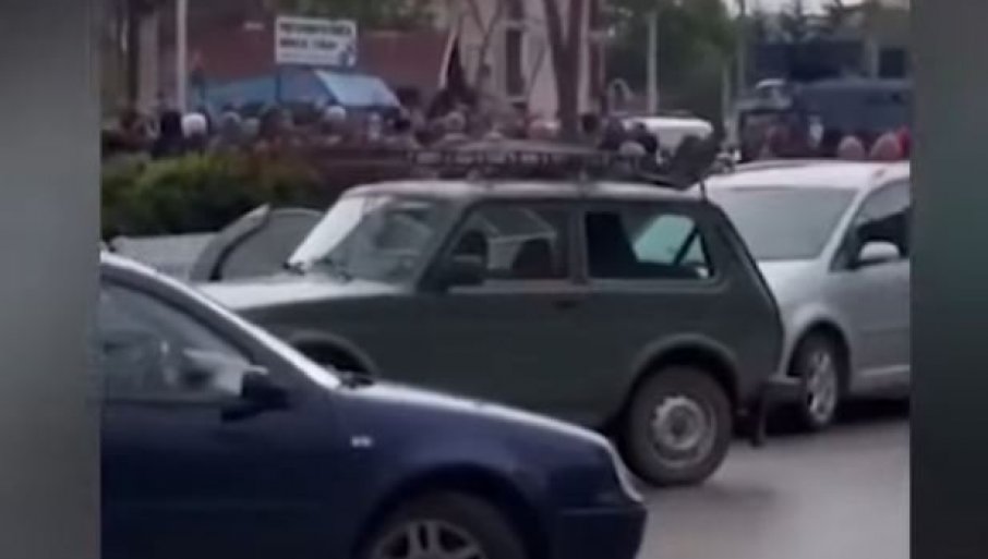 SRPSKI PRKOS: Građani Zubinog Potoka ispred zgrade opštine pjevali „Oj Kosovo Kosovo“ (VIDEO)