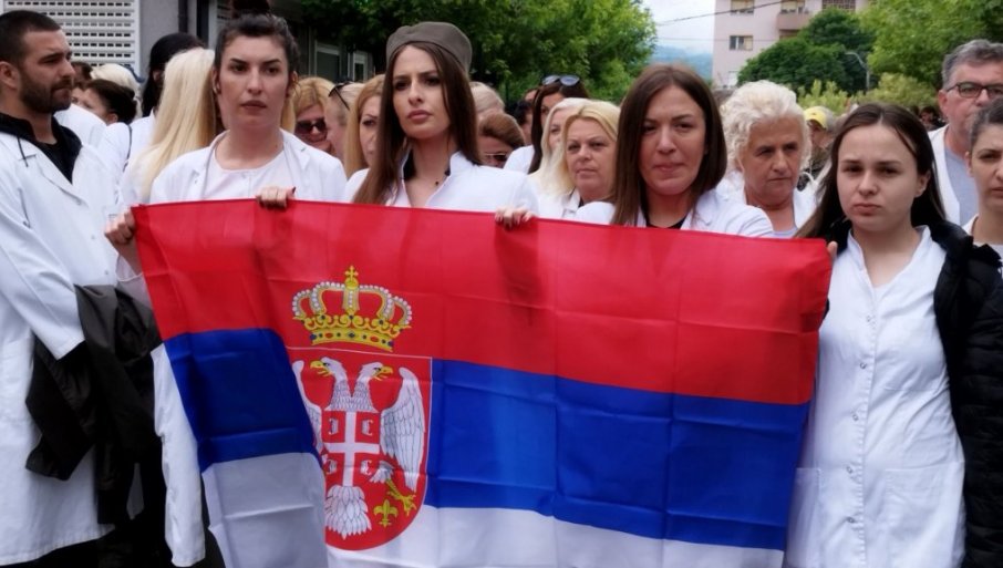 SA SRPSKOM ZASTAVOM I ŠAJKAČOM: Ljekari KBC Kosovska Mitrovica došli da podrže mirni protest u Zvečanu (FOTO)
