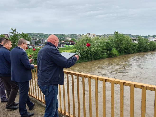 TUŽNA GODIŠNJICA U DOBOJU: Spuštanjem 11 ruža u Bosnu obilježeno devet godina od velikih poplava