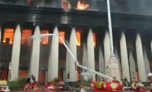 SEDAM OSOBA POVRIJEĐENO: Izgorjela istorijska zgrada centralne pošte (VIDEO)