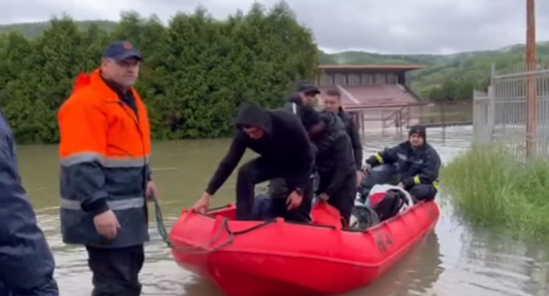 NOVI GRAD: Uspješno evakuisani fudbaleri Slobode (VIDEO)