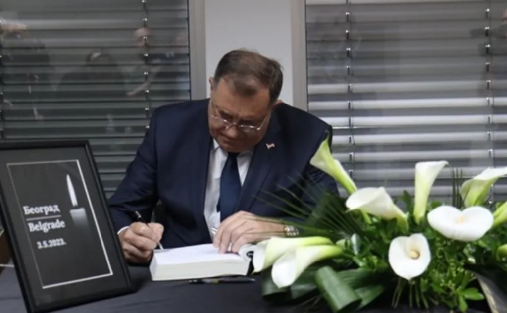 „OSJEĆAM VELIKU TUGU“ Dodik se upisao u Knjigu žalosti u Konzulatu Srbije