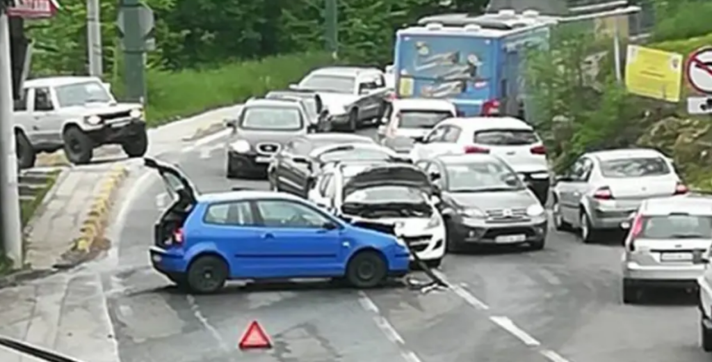 TEŽAK SUDAR U SARAJEVU: Dijelovi automobila rasuti po putu (VIDEO)