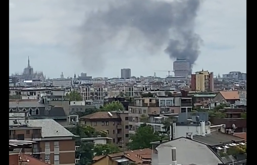 EKSPLOZIJA U CENTRU MILANA: U plamenu nekoliko automobila (VIDEO)