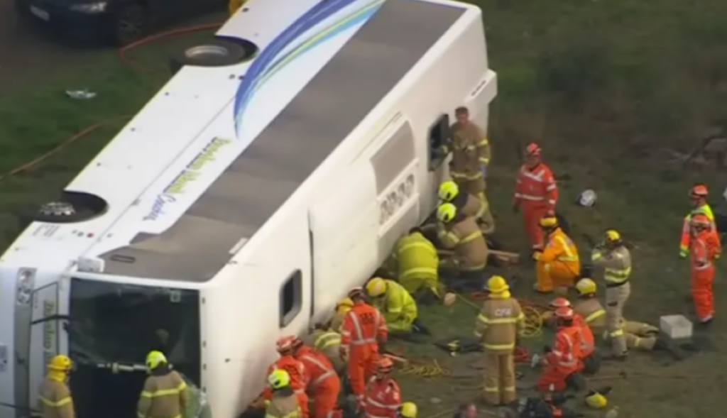 TEŠKA NESREĆA U MELBURNU: Kamion udario u školski autobus, povrijeđeno šestoro djece (VIDEO)