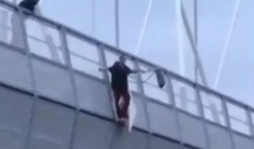 DRAMA U NOVOM SADU: Nepoznata osoba prijetila da će skočiti sa mosta (VIDEO)