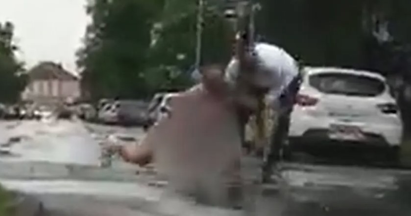 GO PLIVAO NA ULICI U GRADIŠCI: Oglasila se policija: Muškarac uhapšen zbog vršenje fiziološke potrebe i pokazivanje polnog organa (VIDEO)