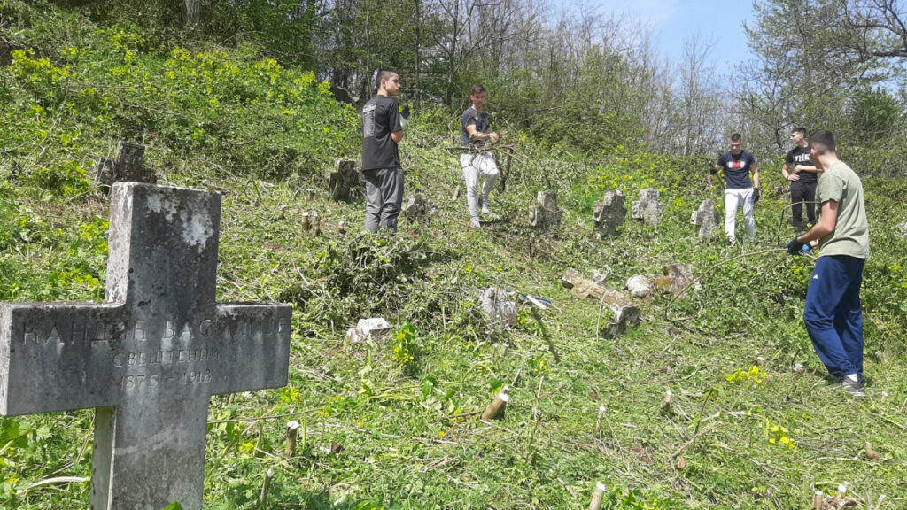 РАДНО ЗА 1. МАЈ: Млади Фочаци уредили старо православно гробље