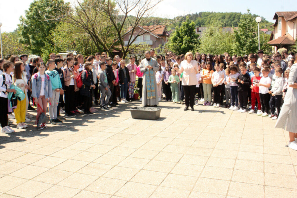 „SVI SAOSJEĆAMO SA RODBINOM KOJA JE IZGUBILA NAJMILIJE“ Modrički osnovci prislužili svijeće za stradale u Beogradu