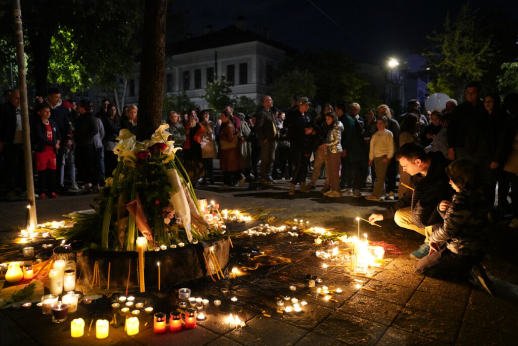 SRBIJA OKOVANA TUGOM: Danas sahrana četvoro mališana ubijenih u masakru u školi