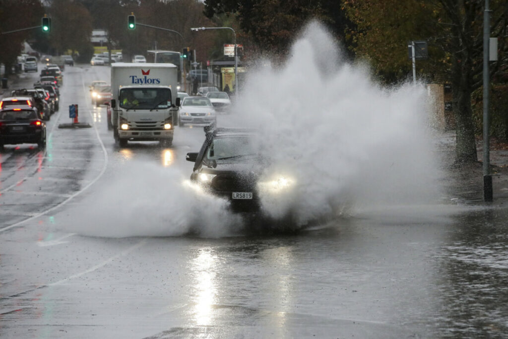 NESTAO UČENIK TOKOM ISTRAŽIVANJA PEĆINE: Vanredno stanje zbog poplava, voda napravila haos (FOTO/VIDEO)
