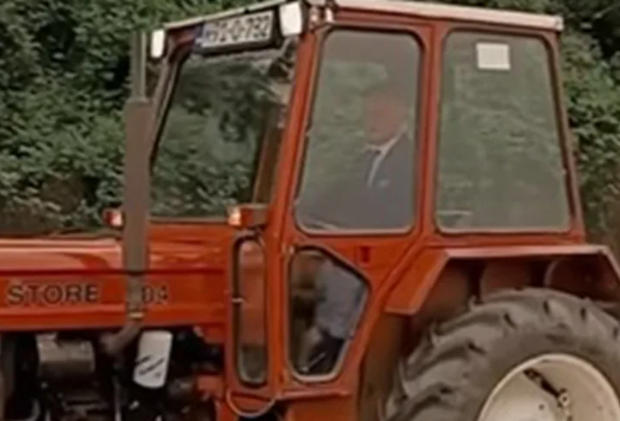 СА СТИЛОМ: Матурант на прославу дошао трактором (ФОТО)