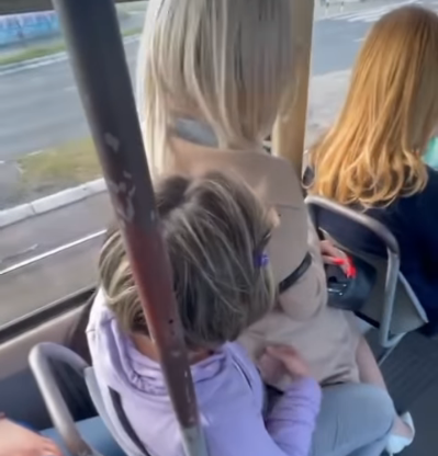 SVAĐA U TRAMVAJU: Djevojka i starija gospođa imale okršaj oko sjedišta (VIDEO)