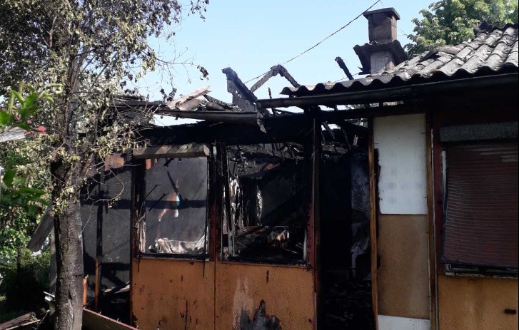 NA SREĆU, NIJE BILO POVRIJEĐENIH: Lokalizovan požar u banjalučkom naselju Lazarevo (FOTO)