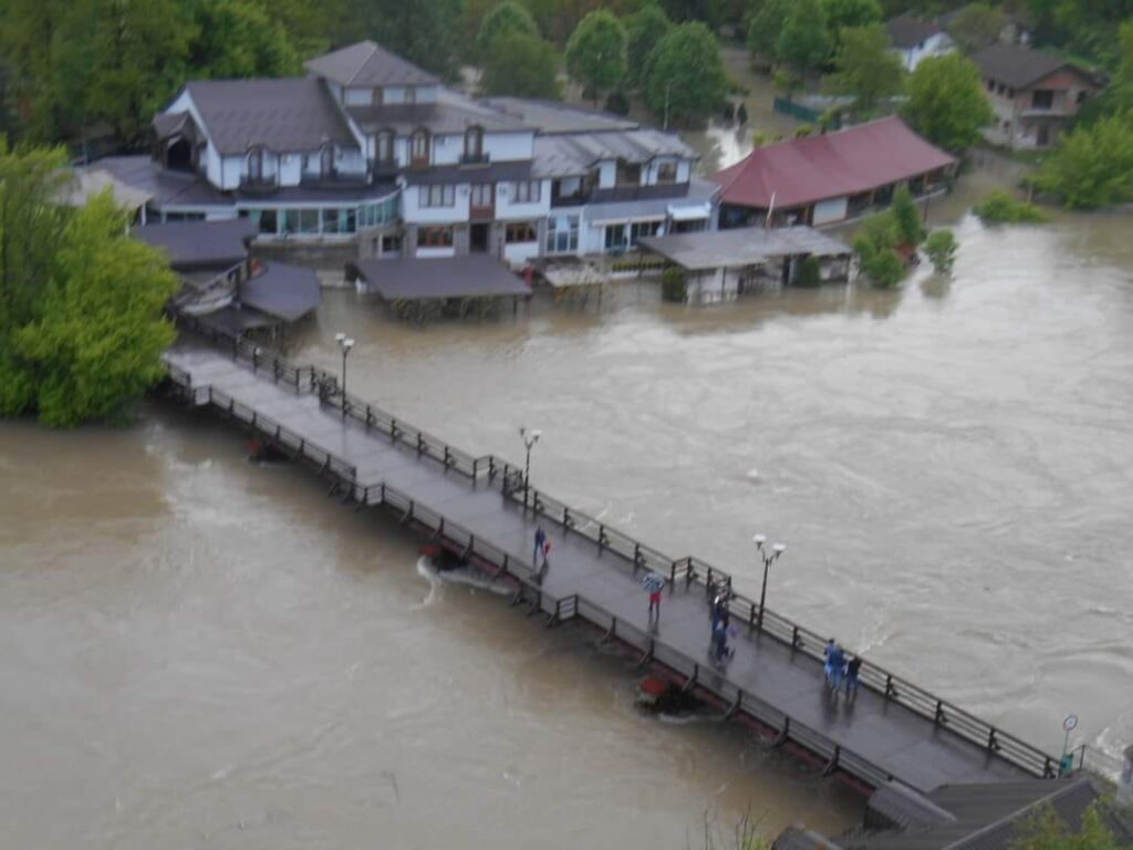 АПОКАЛИПСА У БОСАНСКОЈ КРУПИ: Поплаве у Федерацији БиХ, активирана клизишта (ФОТО)