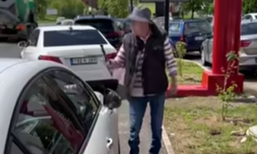 DJED LUPA AUTOMOBILE, JER NE MOŽE PROĆI: Štapom oštetio vozilo parkirano na trotoaru (VIDEO)