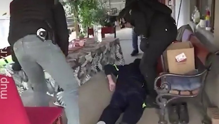 POGLEDAJTE SNIMAK HAPŠENJA OCA UBICE IZ MLADENOVCA: Policija mu pronašla čitav arsenal oružja (VIDEO)