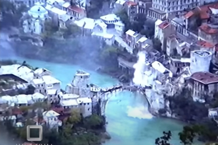 HRVATSKI VOJNICI NAVIJAJU I RADUJU SE: Pojavio se novi snimak granatiranja i rušenja mosta u Mostaru (VIDEO)