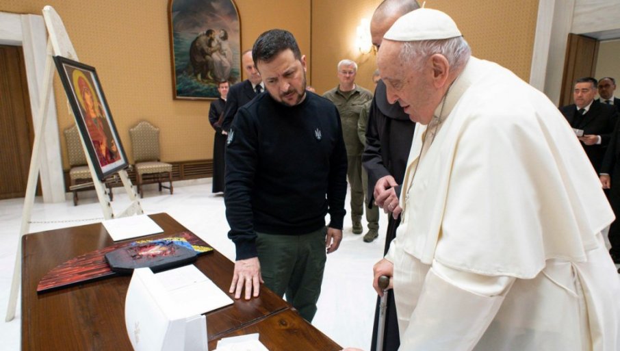 ИТАЛИЈАНСКИ МЕДИЈИ: Зеленски увриједио папу Фрању промашеним поклоном