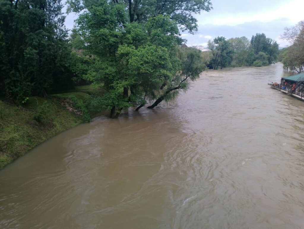 OBILNA KIŠA PRAVI PROBLEME U BANJALUCI: Vrbas poplavio terene i šetalište ispred dvorane „Oblilićevo“
