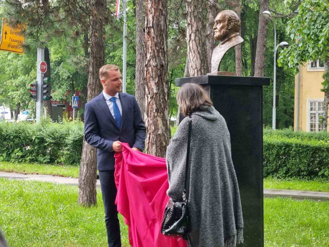 OBILJEŽIO KULTURU U BANJALUCI: Otkrivena spomen-bista profesoru Predragu Gugi Lazareviću