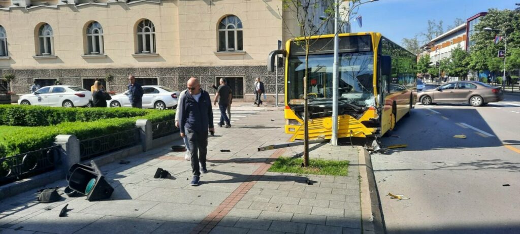 UDES U CENTRU BANJALUKE: Sudarili se autobus javnog prevoza i „Mercedes“, semafor završio u dijelovima (FOTO)