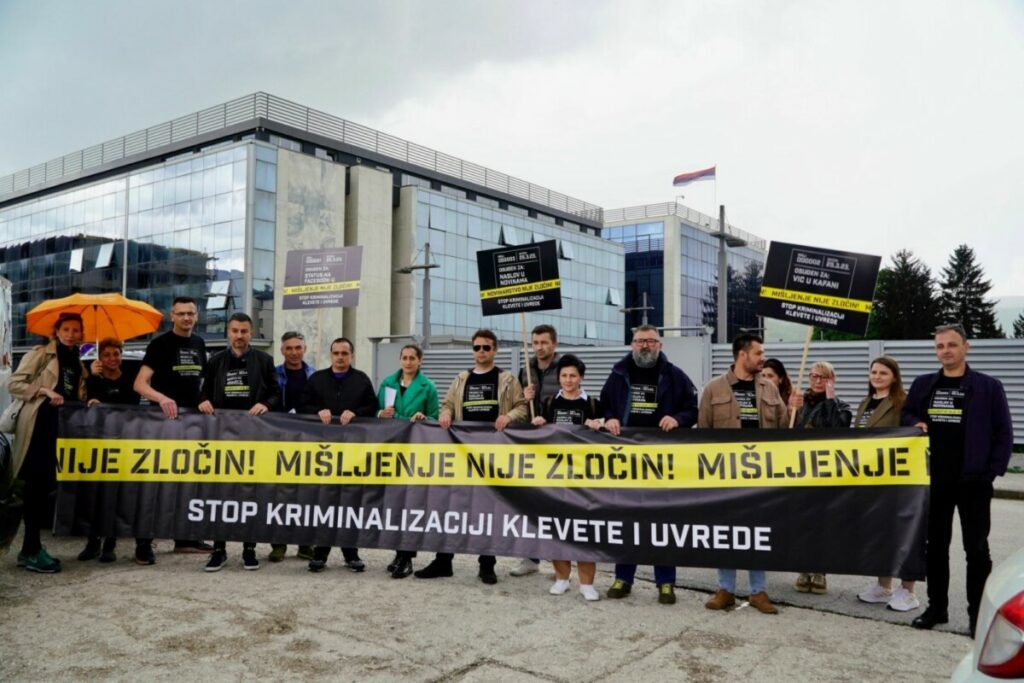 НОВИНАРИ НЕ ОДУСТАЈУ ОД СВОЈИХ ЗАХТЈЕВА: Јавна расправа о криминализацији клевете и увреде у Источном Сарајеву