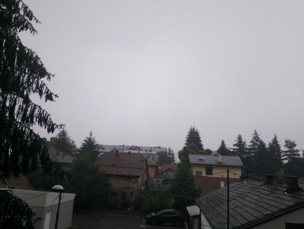 NEVRIJEME U BANJALUCI: Pljusak i grmljavina u gradu na Vrbasu (VIDEO)