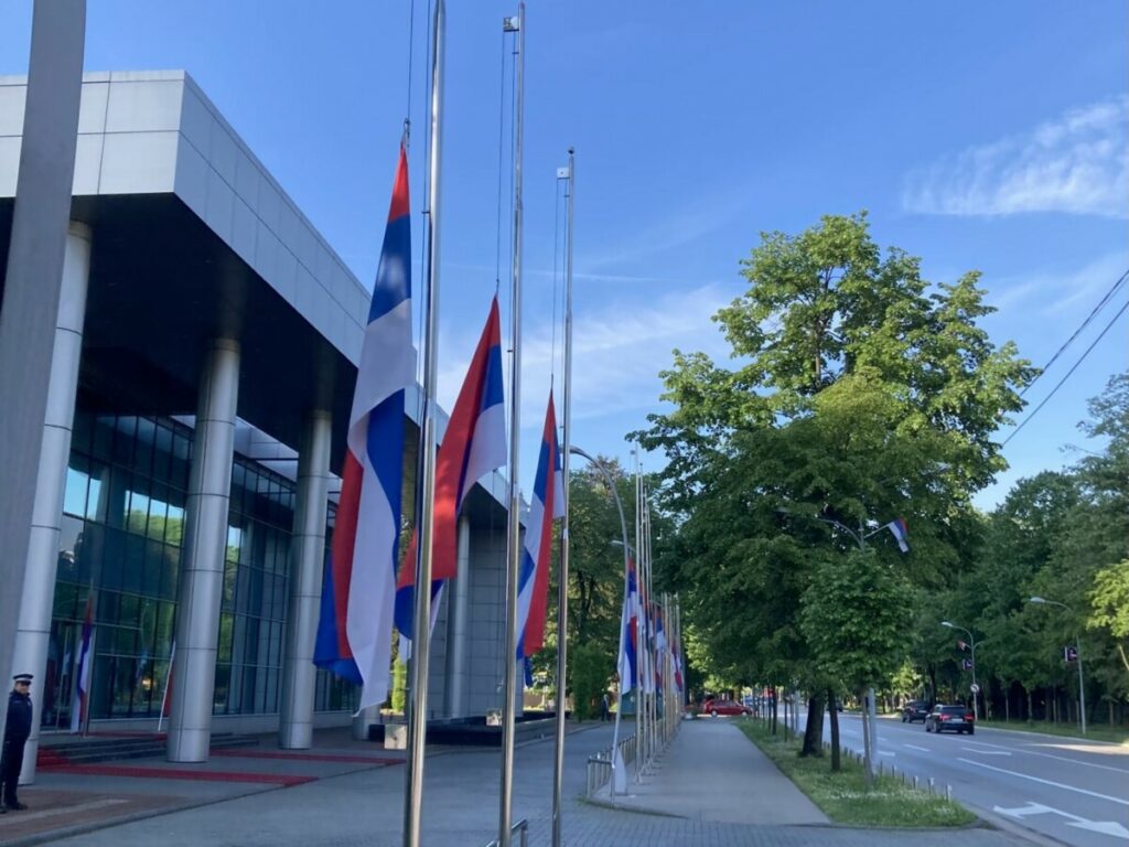 DAN ŽALOSTI U SRPSKOJ: Zastave na pola koplja u znak solidarnosti sa porodicama stradalih u beogradskoj školi