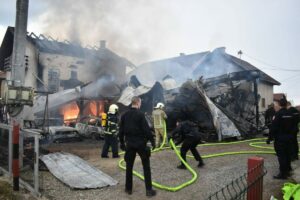 POŽAR U PRIJEDORU: Izgorjela radionica, kuća i devet automobila (FOTO)