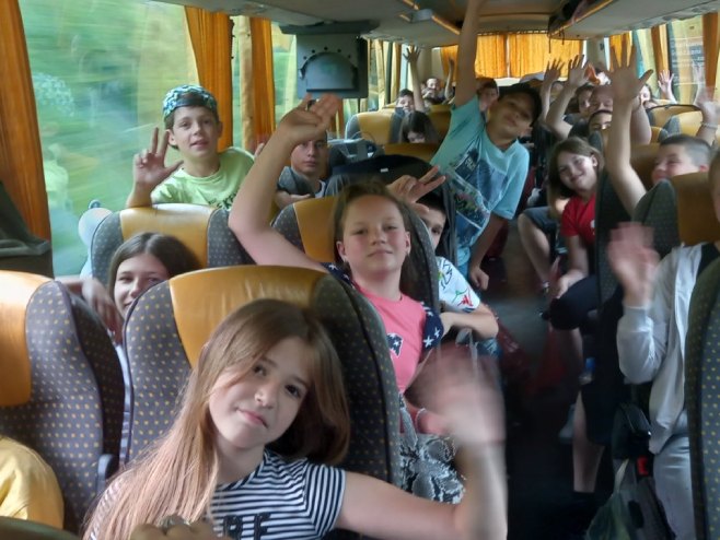 ТОПЛА ДОБРОДОШЛИЦА: Дјеца са Косова и Метохије путују према Вишеграду