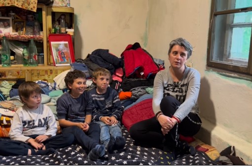 IVANA ŽIVI SA TROJE DJECE U GARAŽI ZA KAMIONE: Nemaju kupatilo ni vodu, stvari čuvaju u kutijama od banana