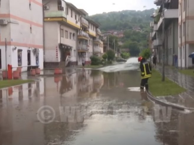 JAKA KIŠA POPLAVILA ULICE U DOBOJU: Poplave u Tuzlanskom kanotonu i FBiH (VIDEO)