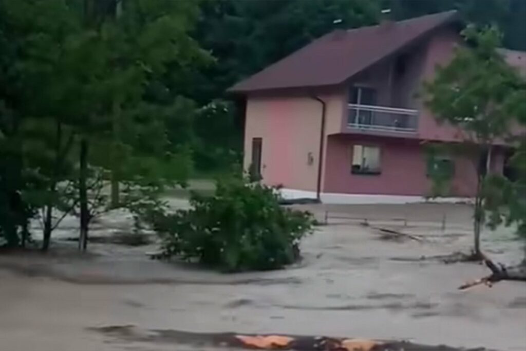 PROGLAŠENO STANJE PRIRODNE NESREĆE: Ogromna šteta u Sapni zbog bujica i poplava