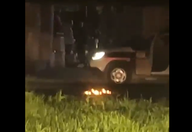HOROR ISPRED KAFIĆA U VITEZU: Muškarac zapalio sebe i policajca (VIDEO)