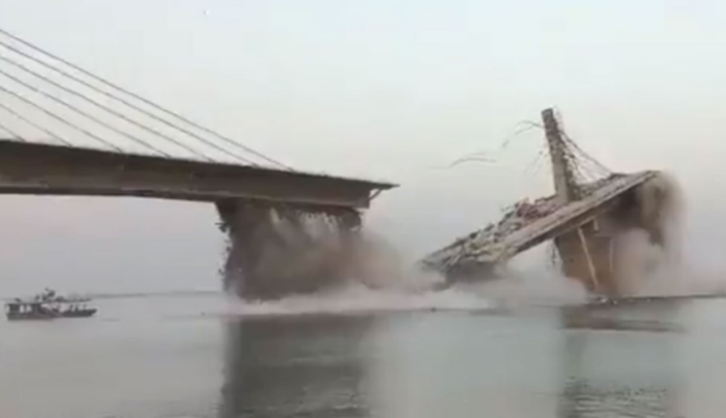 JEZIVE SCENE U INDIJI: Urušio se veliki most preko rijeke Gang (VIDEO)