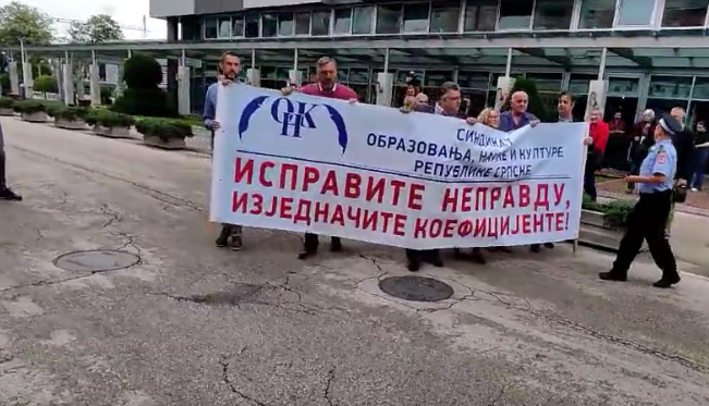 ИСПРАВИТЕ НЕПРАВДУ, ИЗЈЕДНАЧИТЕ КОЕФИЦИЈЕНТЕ: Синдикалци образовања испред зграде Владе Српске