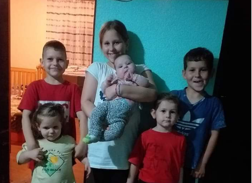 ШЕСТОРО ДЈЕЦЕ ОСТАЛО БЕЗ МАЈКЕ: Помозимо породици Козаров из Дервенте