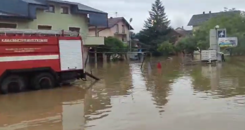 POSLJEDICE NEVREMENA U PRNJAVORU: Voda poplavila ulice i magistralni put (VIDEO)