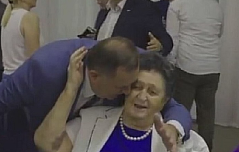 „ČUVAJ MI SE SINE“ Dodik zapjevao sa majkom na krštenju najmlađe unuke (VIDEO)