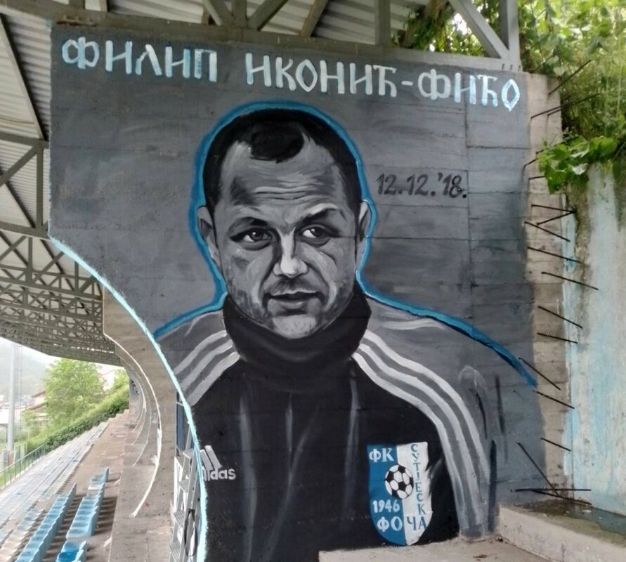 НАВИЈАЧИ ГА НЕ ЗАБОРАВЉАЈУ: На стадионз осликан мурал прерано преминулог играча и тренера „Сутјеске“ (ФОТО)