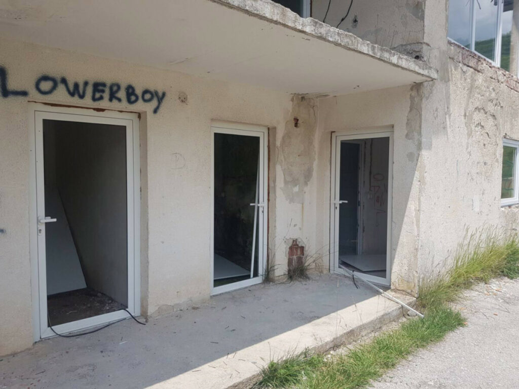VANDALIZAM U BOSANSKOM GRAHOVU: Na svlačionicama Fudbalskog stadiona uništena vrata