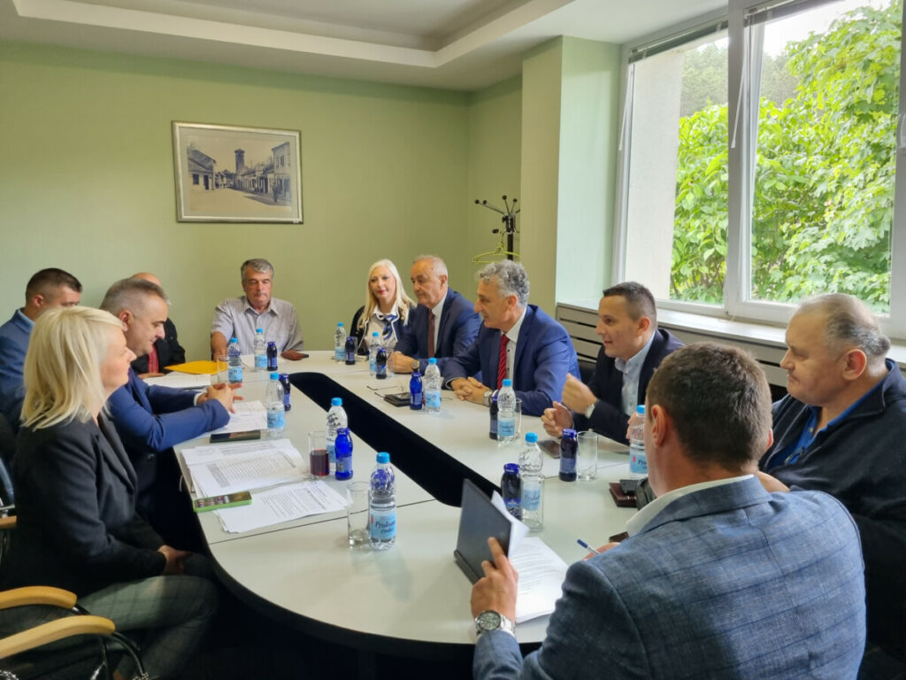 MINIĆ SA POLJOPRIVREDNICIMA U NEVESINJU: Pozvao sva udruženja na sastanak u Vladu Srpske