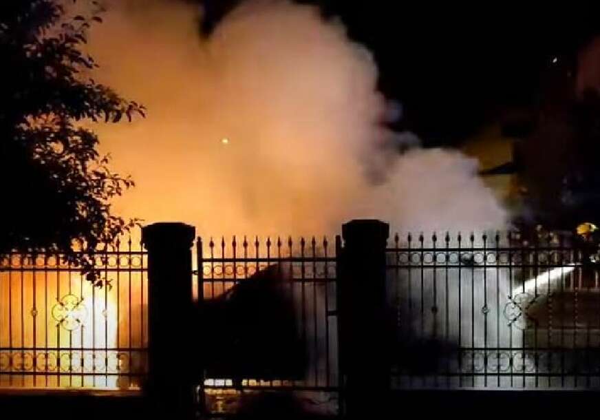 VATROGASCI NA TERENU: Zapaljen automobil odborniku u Gradiški, u toku je uviđaj