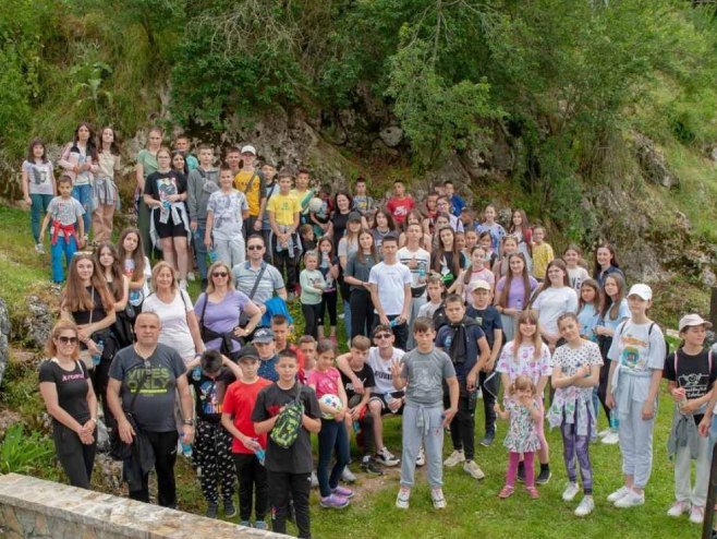 ПОСЈЕТИЛИ МАНАСТИР ПРЕСВЕТЕ БОГОРОДИЦЕ: Дјеца са Косова и Метохије на излету у Кнежини